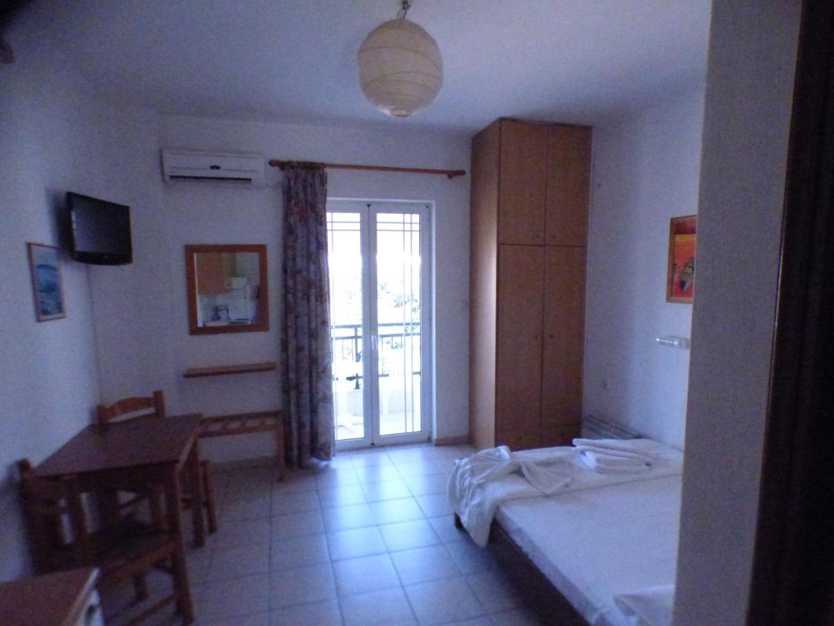 הרסוניסוס Eleni Apartments מראה חיצוני תמונה