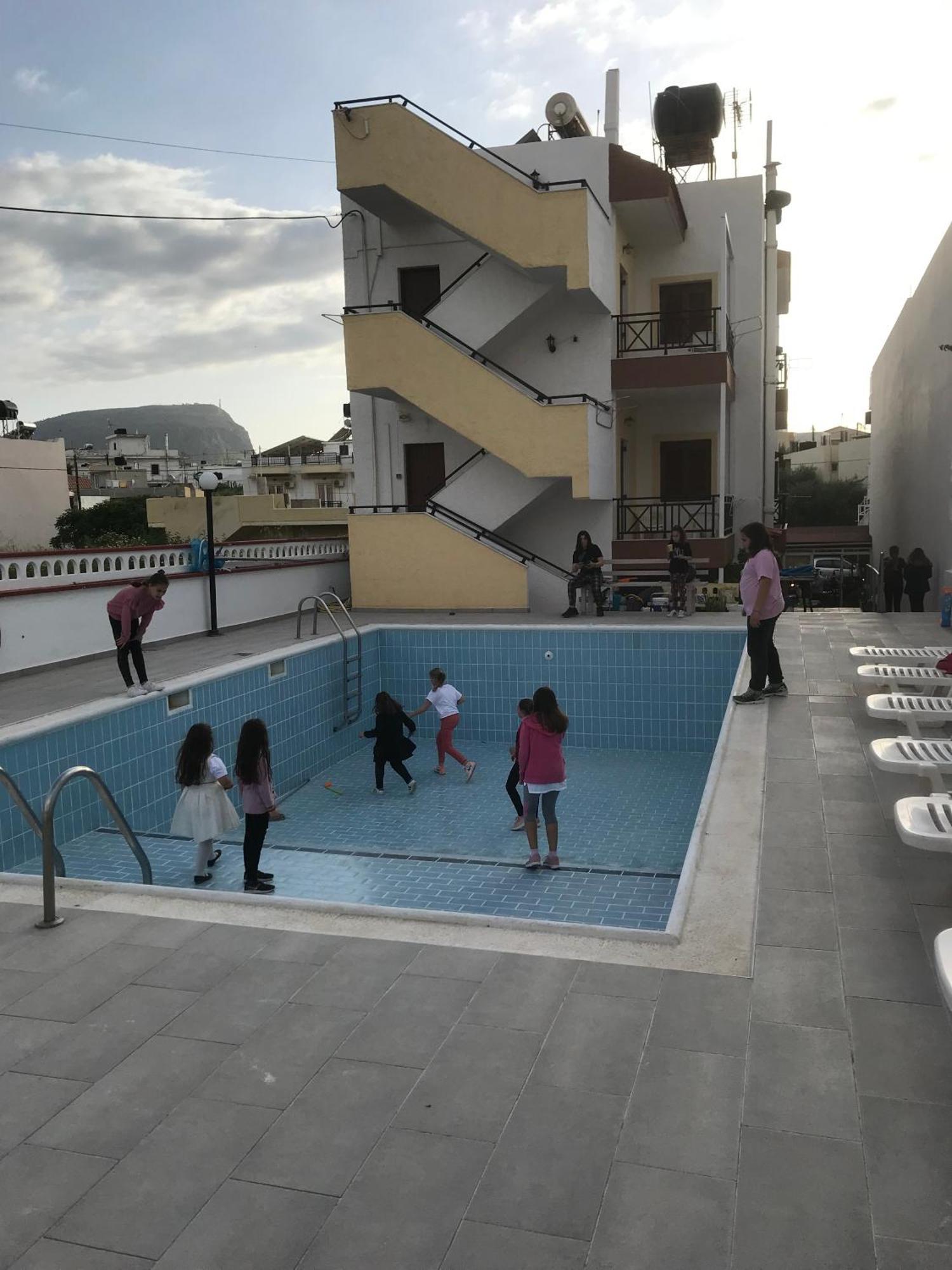 הרסוניסוס Eleni Apartments מראה חיצוני תמונה